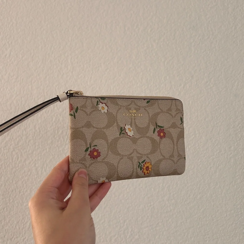 Coach Corner Zip Wristlet Canvas Nostalgic Ditsy Print, limited edition- EUC - Picture 2 of 13